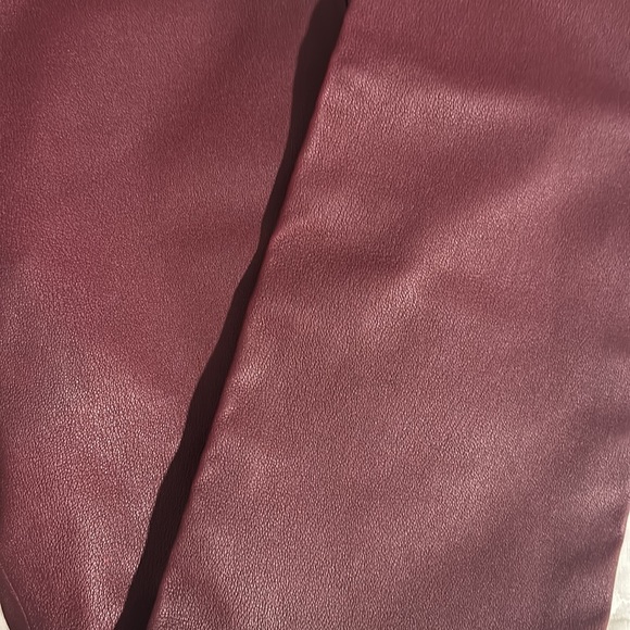 ADBELLE L
0
Dark Currant
Mod Stretch Leather
H090204R - Picture 4 of 6